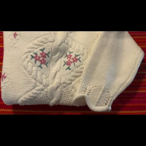 Women’s Sweater in Great condition and design. - Picture 6 of 6